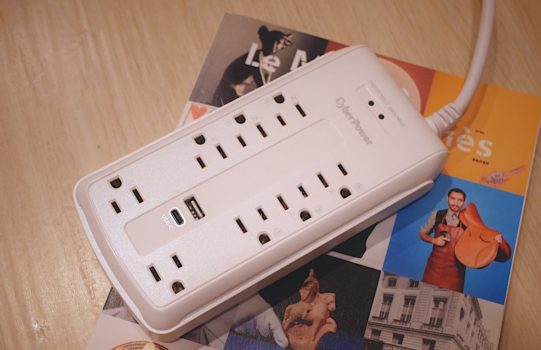 好物開箱：Cyber Power 防突波多孔延長線｜安全穩定、抗雷擊的延長線推薦